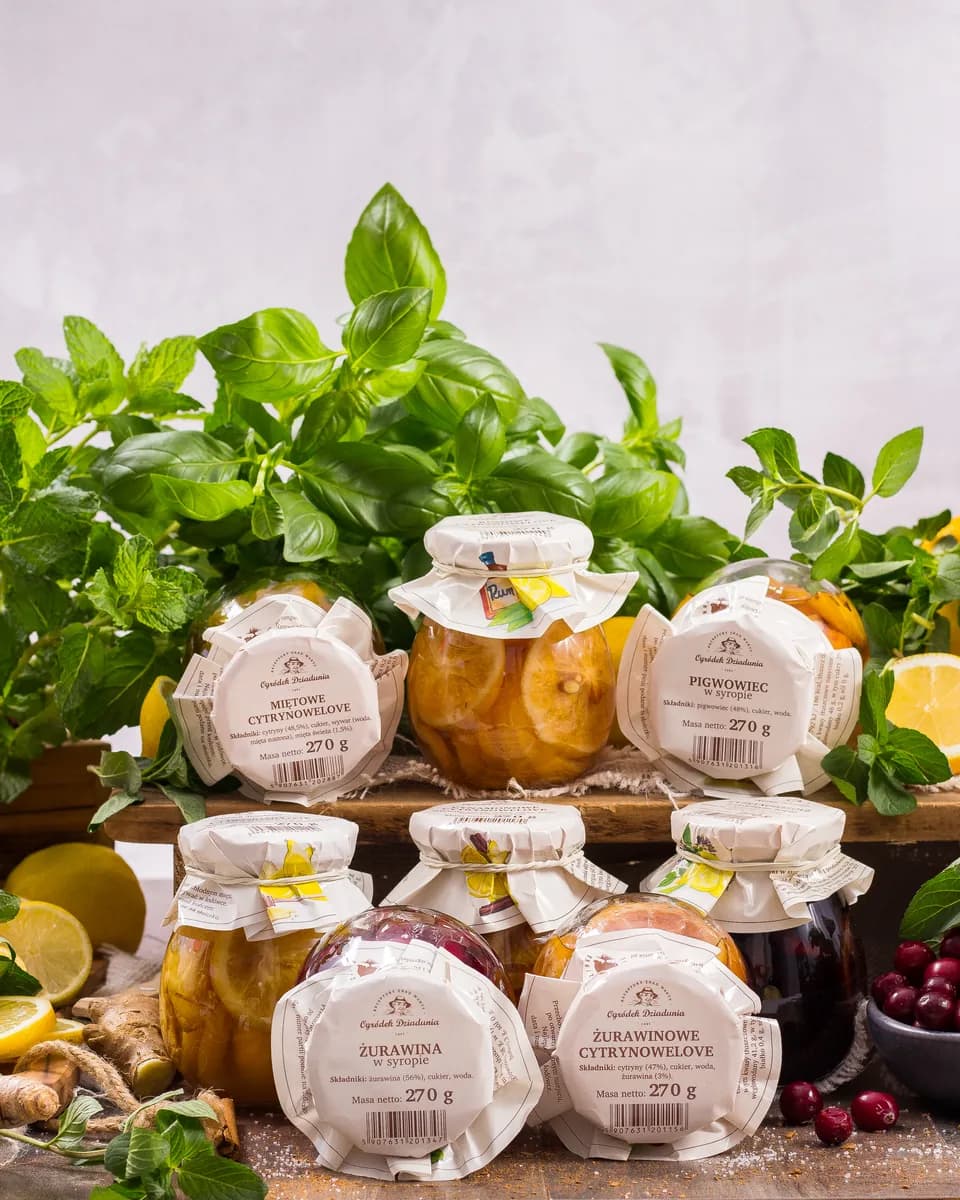 Cytrynki w syropie Ogródka Dziadunia — słoiki z bazylią i cytryną, sesja produktowa